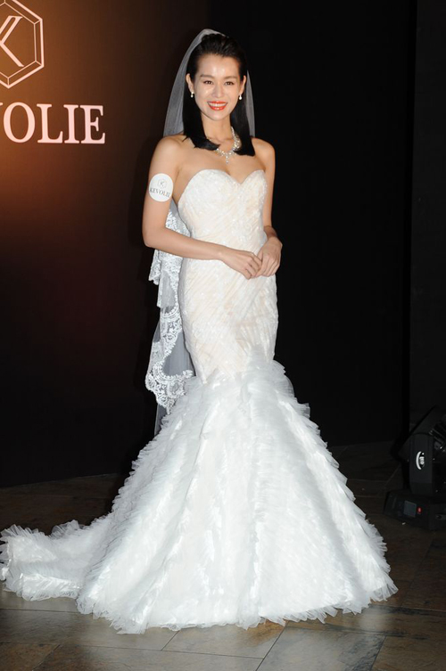 Ngày 10/8, Hồ Hạnh Nhi khai trương tiệm áo cưới do cô làm bà chủ. Nữ diễn viên TVB tự mình diện váy cưới và