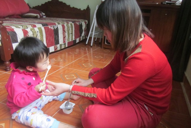 Trong khi chờ Ô sin trở lại, chị Tươi đành phải thuê giúp việc theo giờ để chăm con và dọn dẹp nhà cửa. Ảnh: H.M Trong khi chờ Ô sin trở lại, chị Tươi đành phải thuê giúp việc theo giờ để chăm con và dọn dẹp nhà cửa. Ảnh: H.M