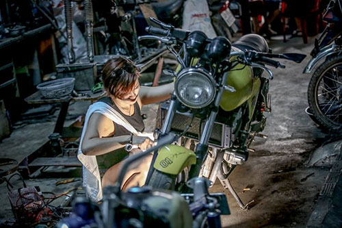 Sửa xe máy, cô gái Quảng Bình - Các bạn đang tìm kiếm một địa chỉ sửa xe máy đáng tin cậy? Chúng tôi là điểm đến lý tưởng của bạn. Bạn sẽ gặp cô gái Quảng Bình tại đây, có tài sửa chữa xe máy vô cùng tốt. Đến với chúng tôi, bạn sẽ được đảm bảo chất lượng dịch vụ và giá cả hợp lý.