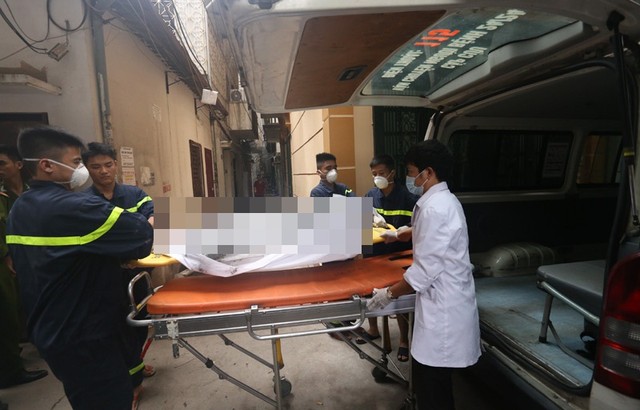 Thi thể nạn nh&acirc;n được đưa ra ngo&agrave;i. (Ảnh: Nhị Tiến/Vietnamnet)