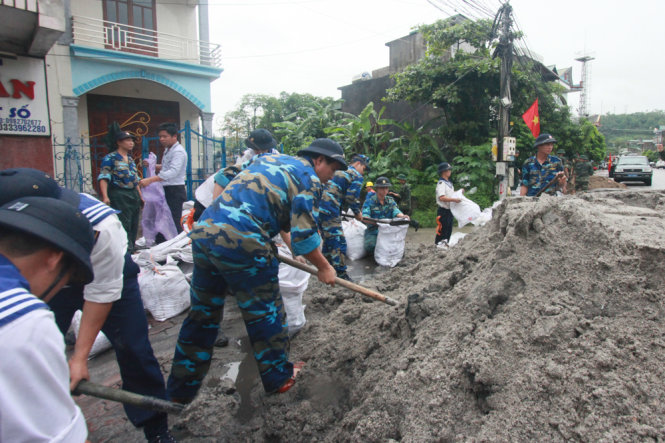 Hàng chục cán bộ chiến sĩ thuộc Lữ đoàn hải quân 147 tham gia công tác gia cố cho trạm điện Mông Dương - Ảnh: Tiến Thắng