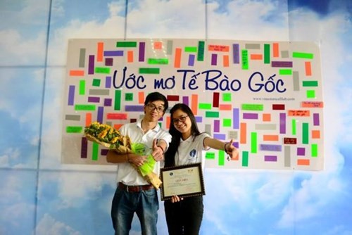 Trương Linh Huyền chụp ảnh với bạn sau khi nhận giải thưởng nghiên cứu khoa học.