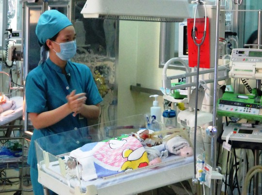 Cháu bé hiện vẫn đang được theo dõi và điều trị tại khoa Hồi sức sơ sinh của BV Nhi Đồng 1