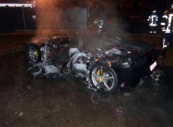 Si&ecirc;u xe Ferrari 458 Italia trị gi&aacute; 245.000 USD bị đốt ch&aacute;y th&agrave;nh than.