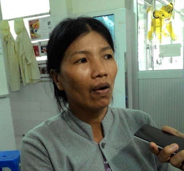 Bà Di, cô ruột bé Kim Linh, cũng là người đang trực tiếp chăm cháu tại BV Nhi Đồng 1, đớn đau chia sẻ bi kịch gia đình em trai mình.