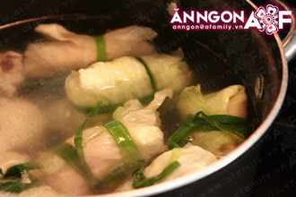Ngọt thơm canh bắp cải cuộn gi&ograve; sống 