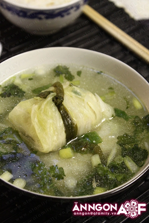 Ngọt thơm canh bắp cải cuộn gi&ograve; sống 