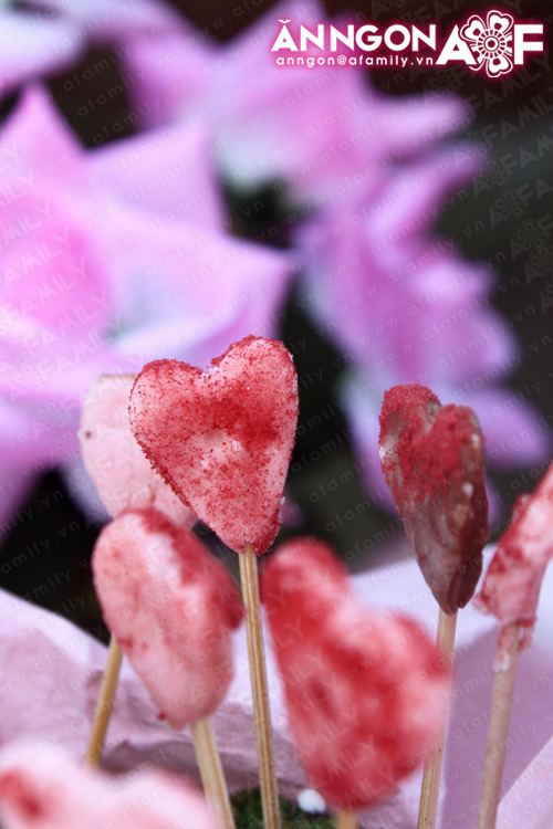 Kẹo trái tim: Đây là hình ảnh của những món kẹo trái tim ngọt ngào, rực rỡ màu sắc và đầy tình yêu. Bấm vào đây để cảm nhận những cảm xúc ấy.