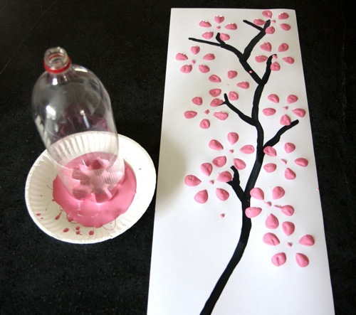 Vẽ tranh hoa đào bằng vỏ chai nước ngọt là cách vô cùng sáng tạo và độc đáo. Bằng cách kết hợp vỏ chai cùng với các loại màu sơn, bạn sẽ tạo ra một tác phẩm tranh độc đáo và độc lạ. Hãy thưởng thức trọn vẹn tác phẩm tranh hoa đào cực đẹp được vẽ bởi chiếc chai nước ngọt!