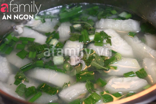 Canh bí đao nấu nghêu thanh mát dễ ăn 