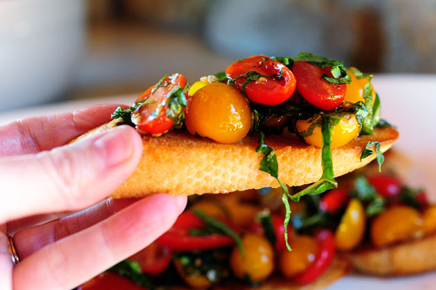 Bữa sáng lạ miệng với món Bruschetta cà chua 