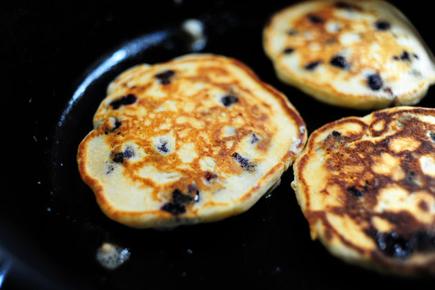 Pancake chanh việt quất cho bữa sáng ngon miệng 