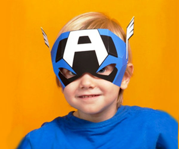 Mặt nạ Captain America mẹ làm cho bé chơi 