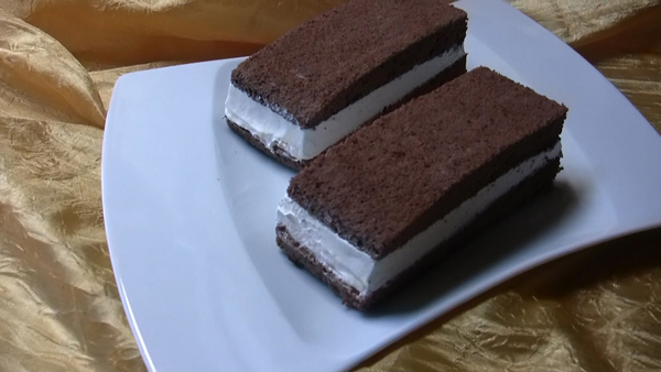 B&aacute;nh chocolate kẹp kem mềm mịn hấp dẫn