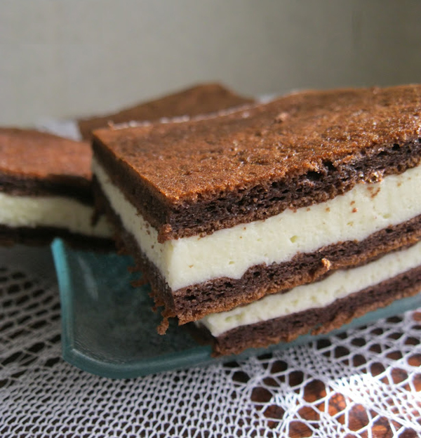B&aacute;nh chocolate kẹp kem mềm mịn hấp dẫn