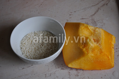 Tr&ocirc;̉ tài n&acirc;́u ch&aacute;o t&ocirc;m b&iacute; đỏ ngày mát trời