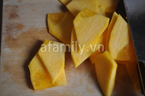 Tr&ocirc;̉ tài n&acirc;́u ch&aacute;o t&ocirc;m b&iacute; đỏ ngày mát trời