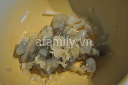 Tr&ocirc;̉ tài n&acirc;́u ch&aacute;o t&ocirc;m b&iacute; đỏ ngày mát trời