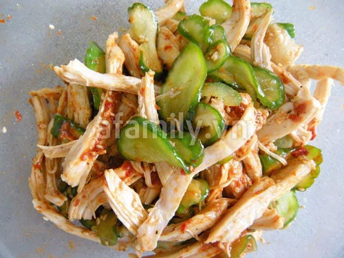 Chua cay món salad gà dưa leo kiểu Hàn Quốc