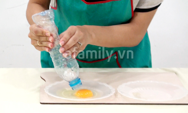 Video: Mẹo tách lòng đỏ trứng chỉ với vỏ chai 