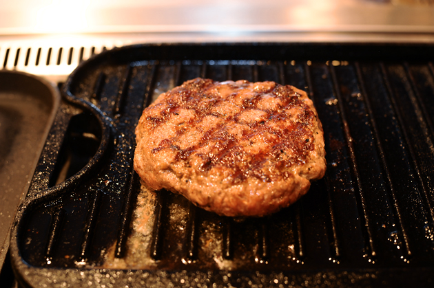 Tự làm burger bò ngon mà dễ