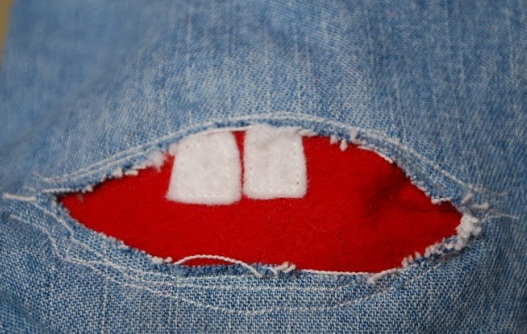Vá quần jeans bằng hình quỷ nhỏ tinh nghịch 4