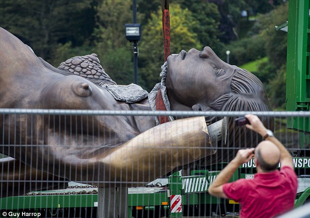 Bức tượng người phụ nữ mang thai khổng lồ gây tranh cãi