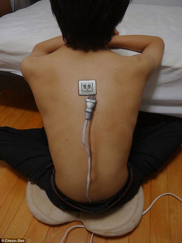 Nữ sinh Nhật lại g&acirc;y sốc với nghệ thuật vẽ l&ecirc;n cơ thể 3