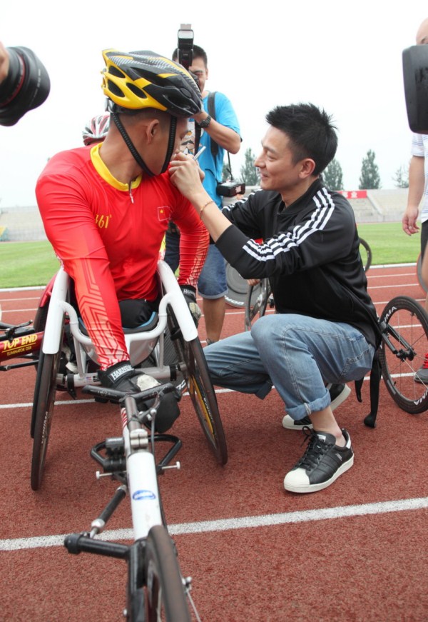 Lưu Đức Hoa tận tình sang London ủng hộ Paralympic