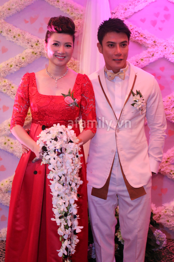 thuy-vinh-goi-cam-voi-vay-cuoi-khoe-nguc-day