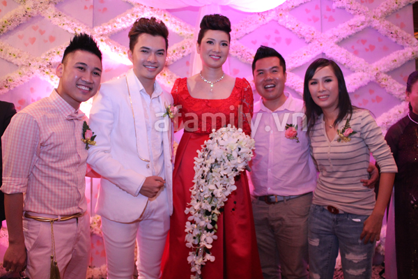 thuy-vinh-goi-cam-voi-vay-cuoi-khoe-nguc-day