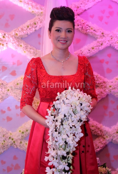 thuy-vinh-goi-cam-voi-vay-cuoi-khoe-nguc-day