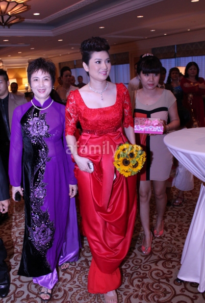 thuy-vinh-goi-cam-voi-vay-cuoi-khoe-nguc-day