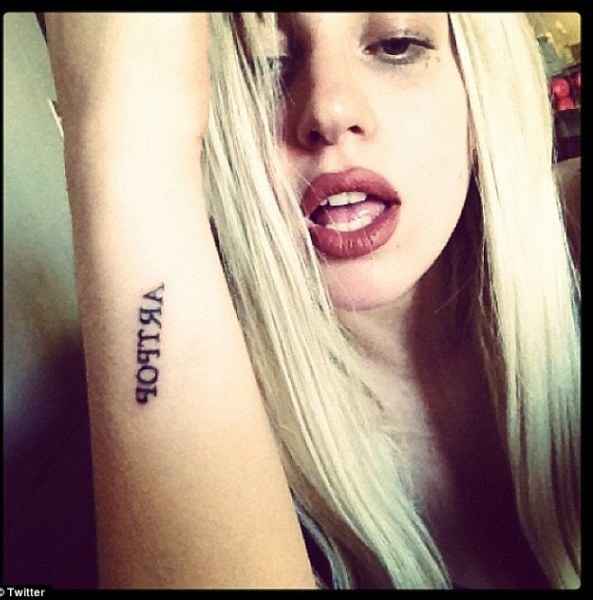 Lady Gaga v&agrave; bạn trai c&ugrave;ng nude dưới nước 