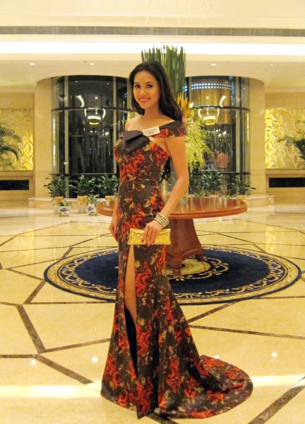 hoang-my-goi-cam-du-tiec-cung-cac-nguoi-dep-miss-world