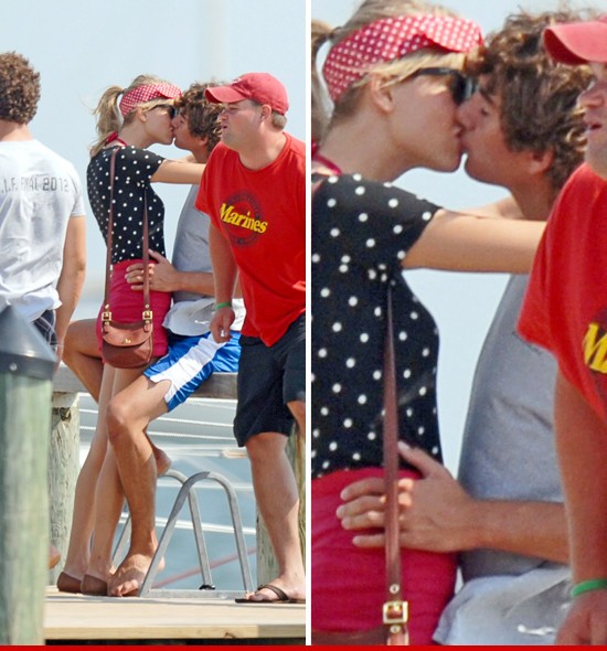 Taylor hôn đắm đuối tình trẻ ở nơi công cộng 