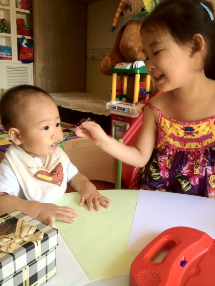 Con của Triệu Văn Trác càng lớn càng đáng yêu Con của Triệu Văn Trác càng lớn càng đáng yêu