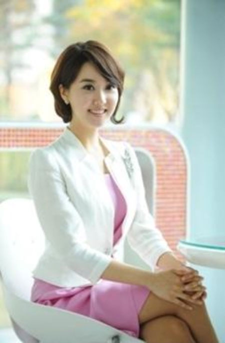 MC H&agrave;n Quốc bị chỉ tr&iacute;ch v&igrave; diện quần qu&aacute; mỏng