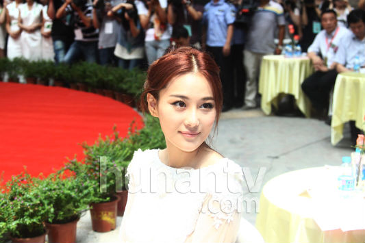 Trương Hinh Dư khoe ngực lấp l&oacute; đầy gợi cảm 