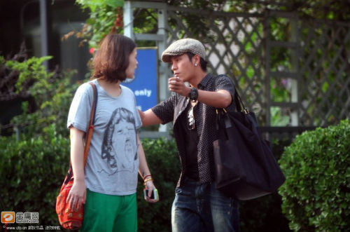 Trần Khôn ôm gái lạ giữa thanh thiên bạch nhật Trần Khôn ôm gái lạ giữa thanh thiên bạch nhật