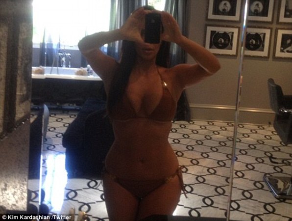 Kim Kardashian khoe hình bikini nóng bỏng trên Twitter 