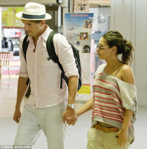Ashton và Mila tay trong tay hạnh phúc tại sân bay