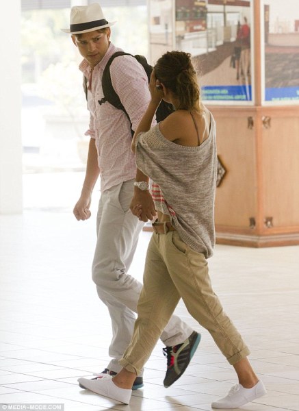 Ashton và Mila tay trong tay hạnh phúc tại sân bay