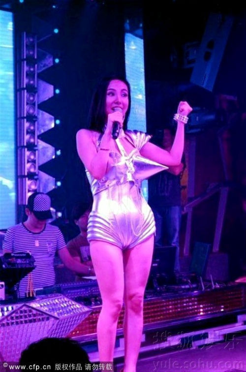 Can Lộ Lộ khoe ch&acirc;n, diện &aacute;o ngực nhọn hoắt 