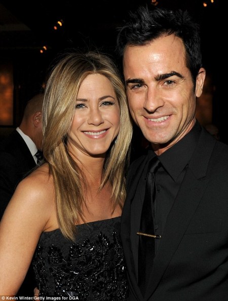 Bố Jennifer Aniston vờ không biết con gái đính hôn 