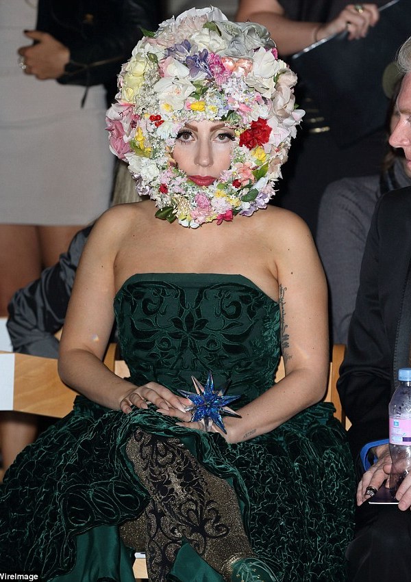 Gaga bị chìm giữa Gaga bị chìm giữa
