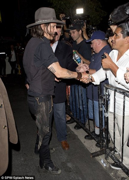 Johnny Depp vui vẻ trở lại sau 2 th&aacute;ng ly h&ocirc;n 