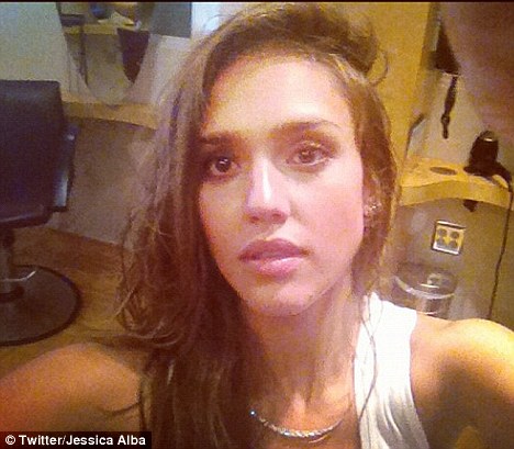 Jessica Alba khoe tóc vàng hoe trên Twitter 