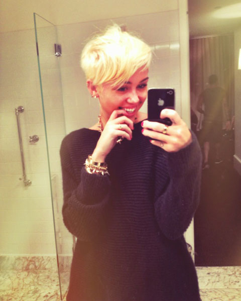 Katy để lộ vòng 3, Miley cắt tóc siêu ngắn 