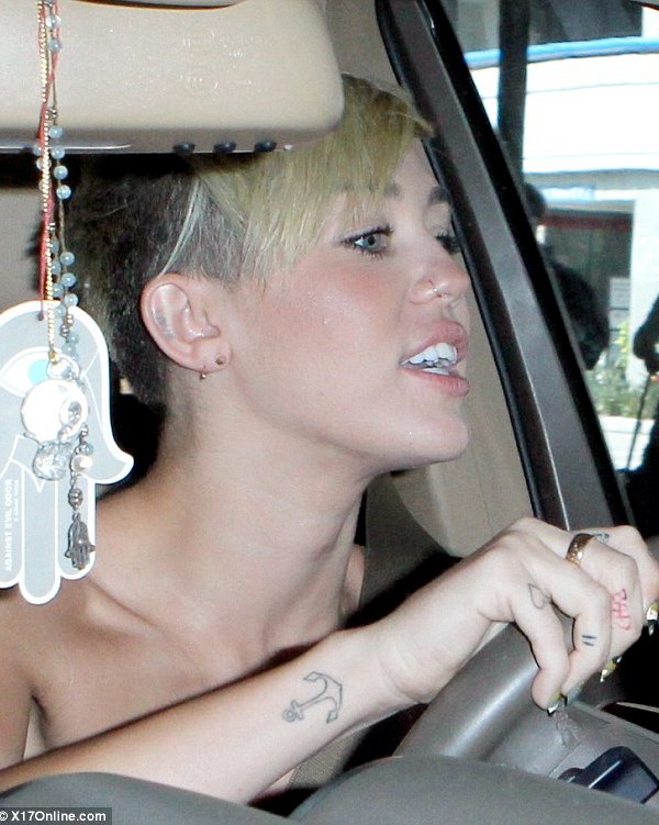 Miley Cyrus để ngực trần đi đón người yêu